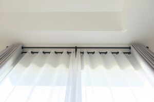 カーテンレールの突っ張り式は落ちない｜賃貸で使うコツも解説