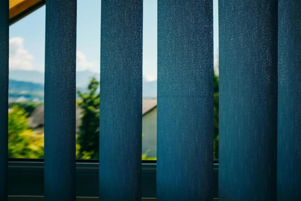 ダークカラーのブラインドカーテン