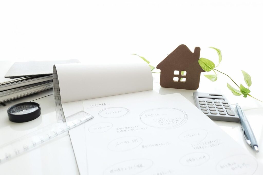 住宅カタログや設計資料を確認している画像