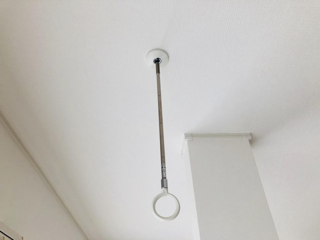天井に取り付けた室内用ホスクリーンの画像