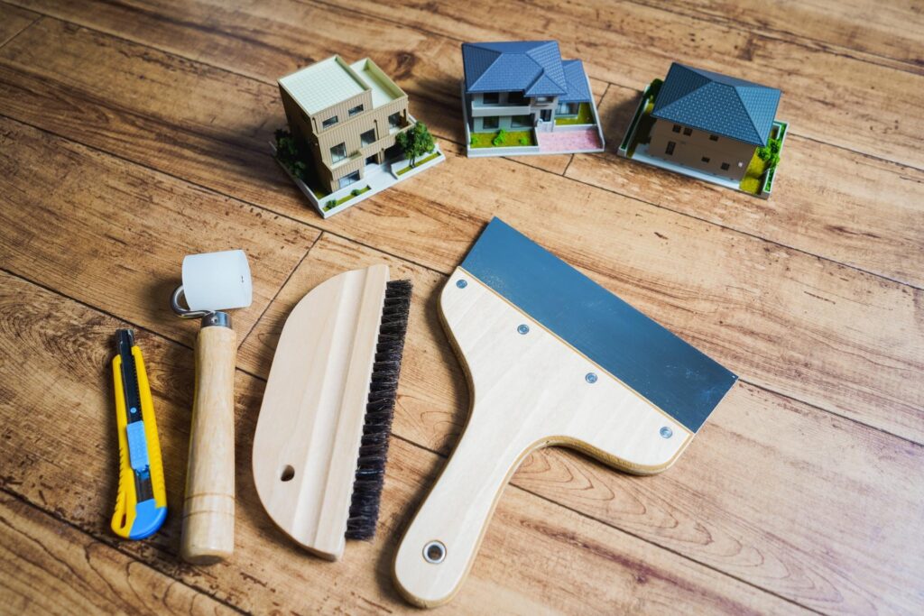 住宅模型とリフォーム用の道具を並べた画像