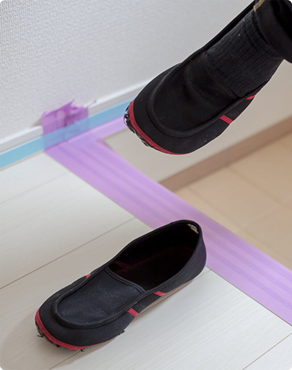 水回りのコーティング施工で洗面台を丁寧に清掃する作業風景