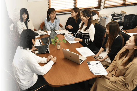 従業員みんなで楽しそうに話をしています