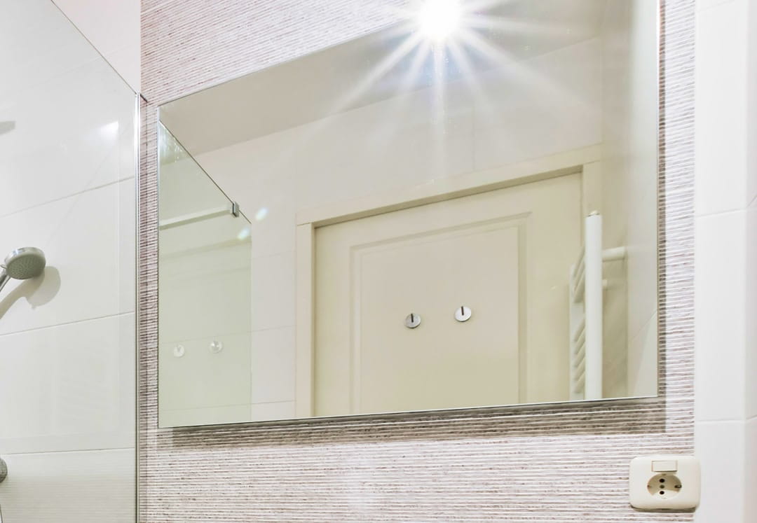 水垢やくすみが取れた白いシンク。清潔感が取り戻された様子