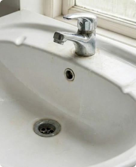 洗面ボウルと水栓まわりに施したコーティング。水滴が残りにくい状態